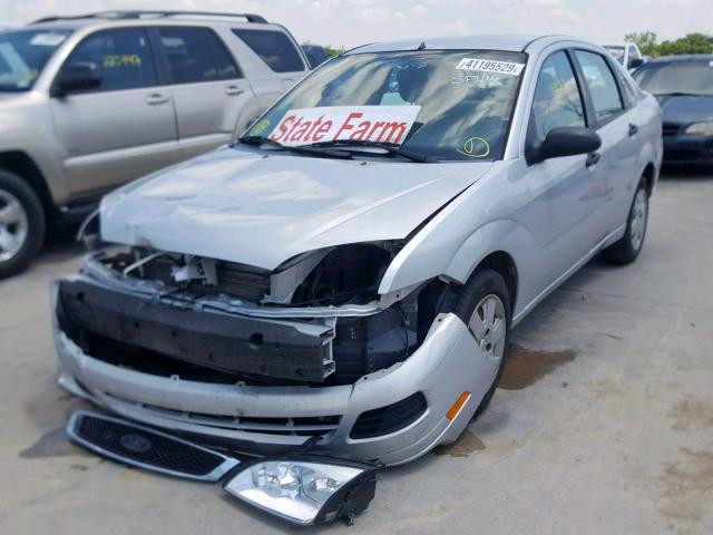 1FAFP34N96W124891 - 2006 FORD FOCUS ZX4 SILVER photo 2