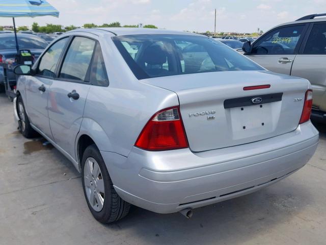 1FAFP34N96W124891 - 2006 FORD FOCUS ZX4 SILVER photo 3