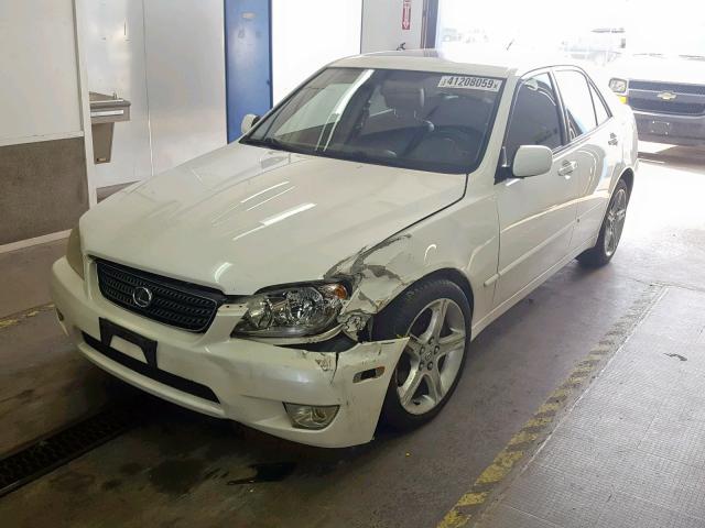 JTHBD192220060533 - 2002 LEXUS IS 300 WHITE photo 2