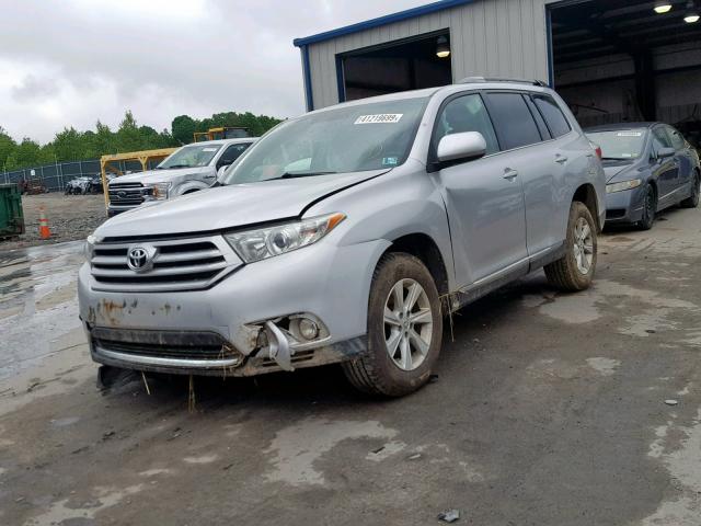 5TDBK3EH5BS074226 - 2011 TOYOTA HIGHLANDER SILVER photo 2