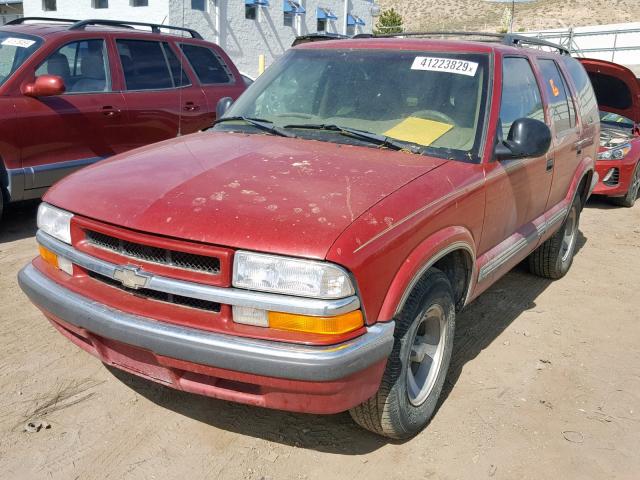 1GNCS13W1W2118432 - 1998 CHEVROLET BLAZER RED photo 2