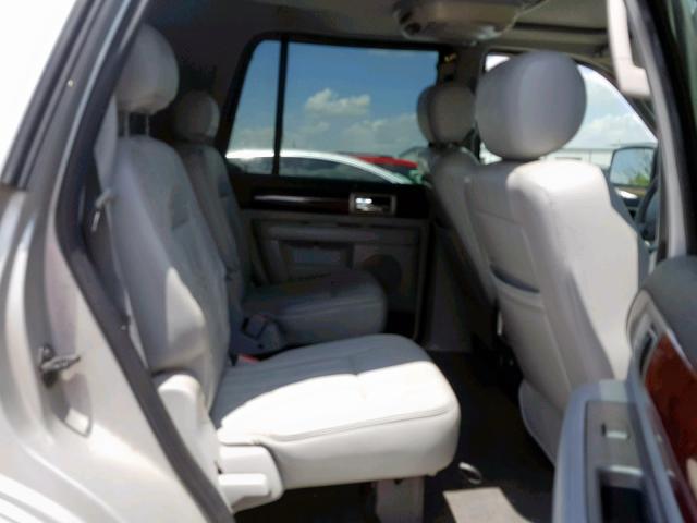 5LMFU28R34LJ18991 - 2004 LINCOLN NAVIGATOR 银色 照片 6