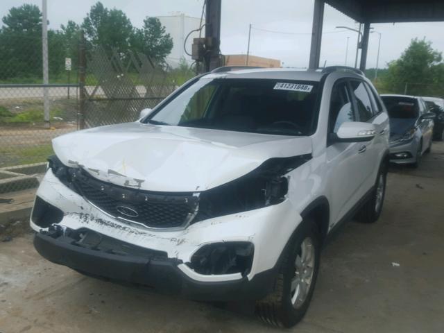 5XYKTDA25DG327386 - 2013 KIA SORENTO LX WHITE photo 2