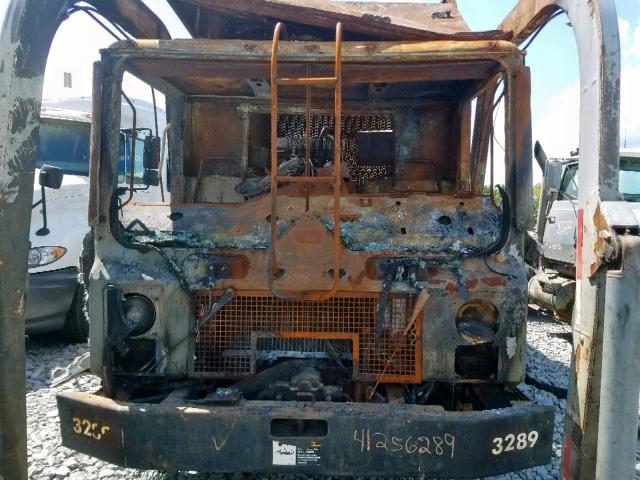 1M2K189C16M034169 - 2006 MACK 600 MR600 BURN photo 9