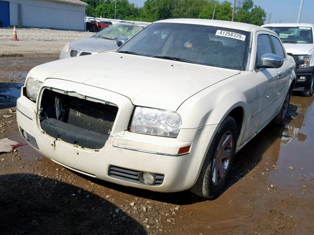 2C3JA53G25H131526 - 2005 CHRYSLER 300 TOURIN WHITE photo 2