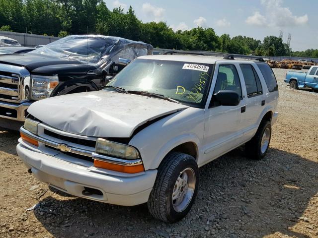 1GNDT13W82K140763 - 2002 CHEVROLET BLAZER WHITE photo 2