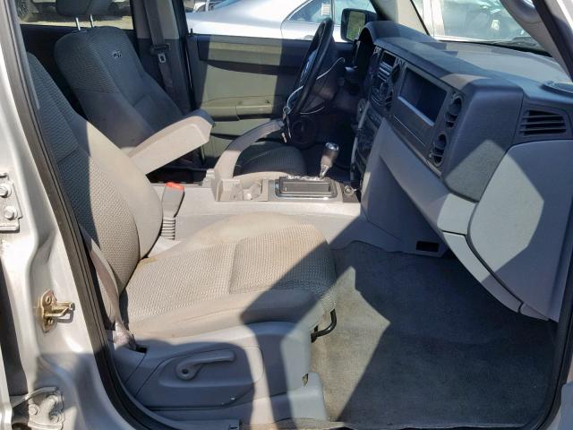 1J8HH48K16C357213 - 2006 JEEP COMMANDER SILVER photo 5