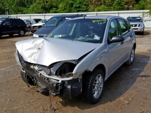 3FAFP37N85R129271 - 2005 FORD FOCUS ZX5 SILVER photo 2