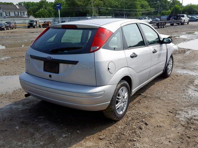 3FAFP37N85R129271 - 2005 FORD FOCUS ZX5 SILVER photo 4