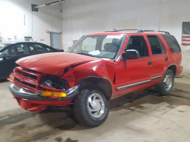 1GNDT13W51K266500 - 2001 CHEVROLET BLAZER RED photo 2