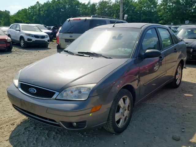 1FAHP34N87W306740 - 2007 FORD FOCUS GRAY photo 2