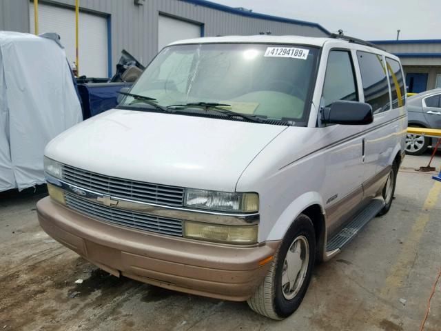 1GNDM19X42B133418 - 2002 CHEVROLET ASTRO WHITE photo 2