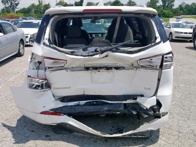 KNDMB5C17G6191145 - 2016 KIA SEDONA LX WHITE photo 9