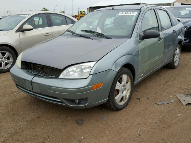 1FAFP33Z74W181950 - 2005 FORD FOCUS ZX4 GREEN photo 2