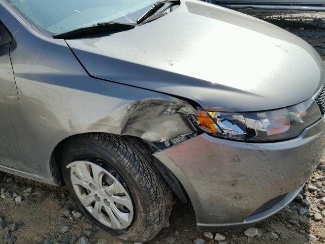 KNAFU4A24B5886266 - 2011 KIA FORTE EX GRAY photo 9