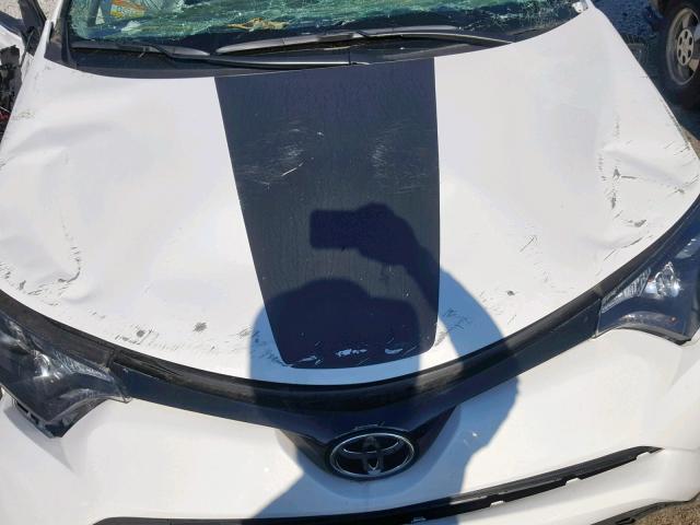 2T3RFREVXJW845708 - 2018 TOYOTA RAV4 ADVEN WHITE photo 7