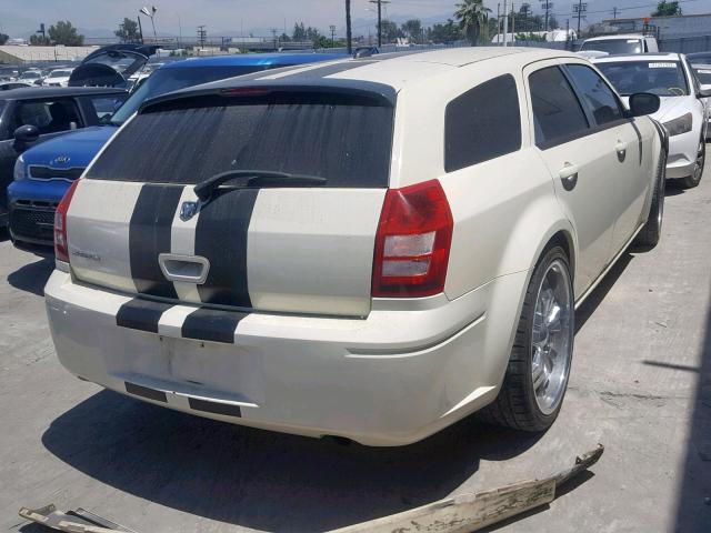 2D4FV48T25H650469 - 2005 DODGE MAGNUM SE WHITE photo 4