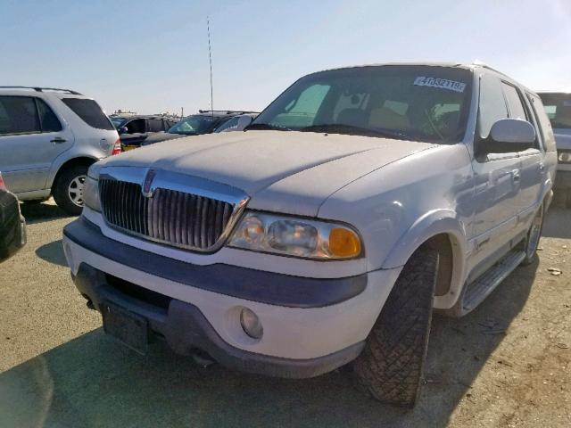 5LMPU28LXWLJ37735 - 1998 LINCOLN NAVIGATOR 白色 照片 2
