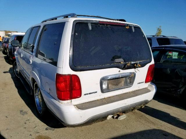 5LMPU28LXWLJ37735 - 1998 LINCOLN NAVIGATOR 白色 照片 3