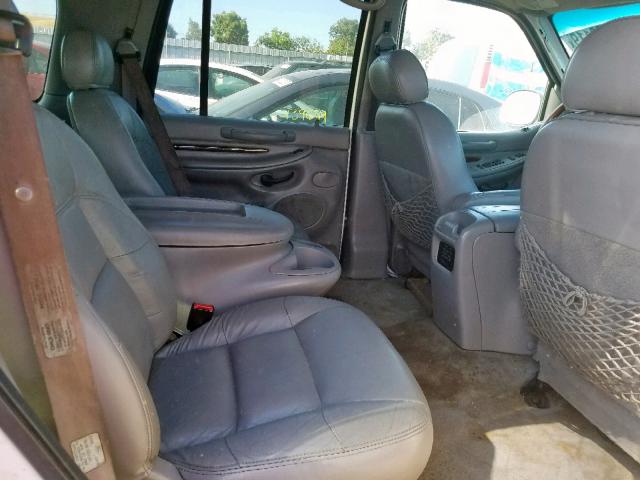 5LMPU28LXWLJ37735 - 1998 LINCOLN NAVIGATOR 白色 照片 6