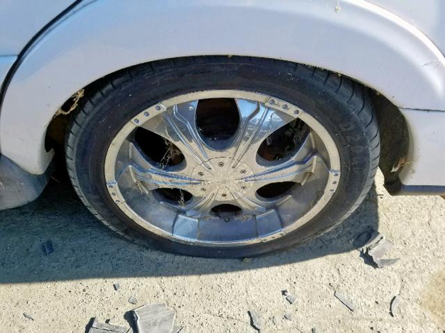 5LMPU28LXWLJ37735 - 1998 LINCOLN NAVIGATOR 白色 照片 9