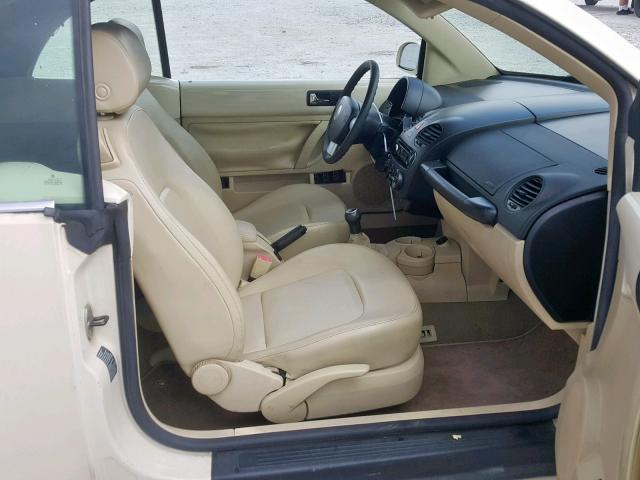 3VWBM31Y55M367593 - 2005 VOLKSWAGEN NEW BEETLE კრემისფერი ფოტო 5