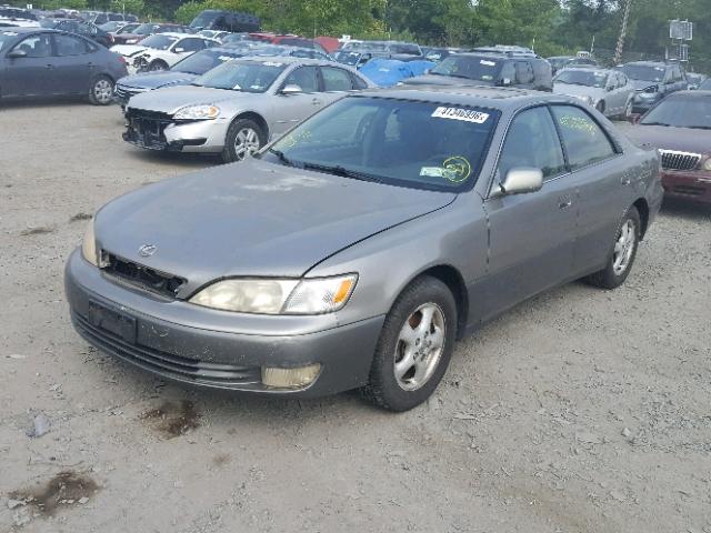 JT8BF28G0W0127391 - 1998 LEXUS ES 300 GRAY photo 2