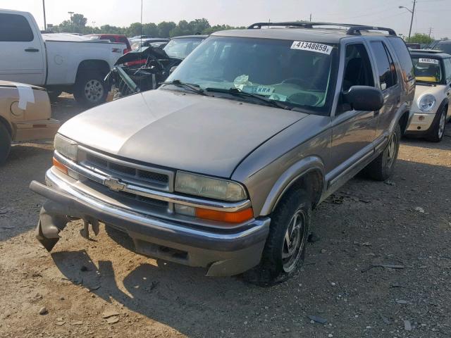 1GNDT13WXY2184126 - 2000 CHEVROLET BLAZER SILVER photo 2