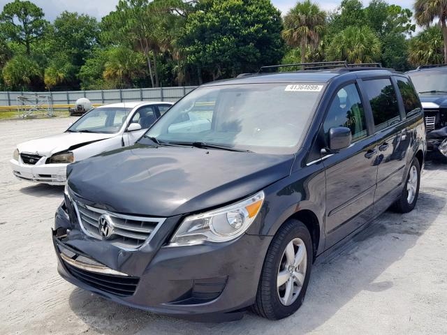 2V4RW3DG2BR642538 - 2011 VOLKSWAGEN ROUTAN SE CHARCOAL photo 2