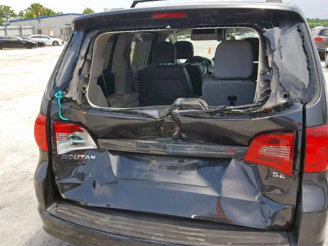 2V4RW3DG2BR642538 - 2011 VOLKSWAGEN ROUTAN SE CHARCOAL photo 9