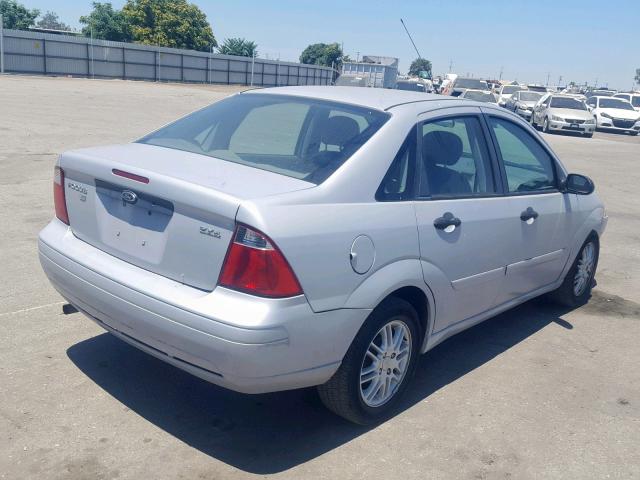 1FAFP34N55W264029 - 2005 FORD FOCUS ZX4 SILVER photo 4