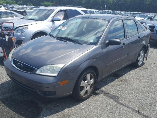 1FAHP34N87W241405 - 2007 FORD FOCUS ZX4 GRAY photo 2