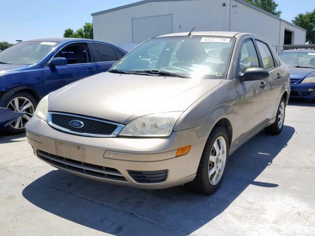 1FAFP34N05W175730 - 2005 FORD FOCUS ZX4 BEIGE photo 2