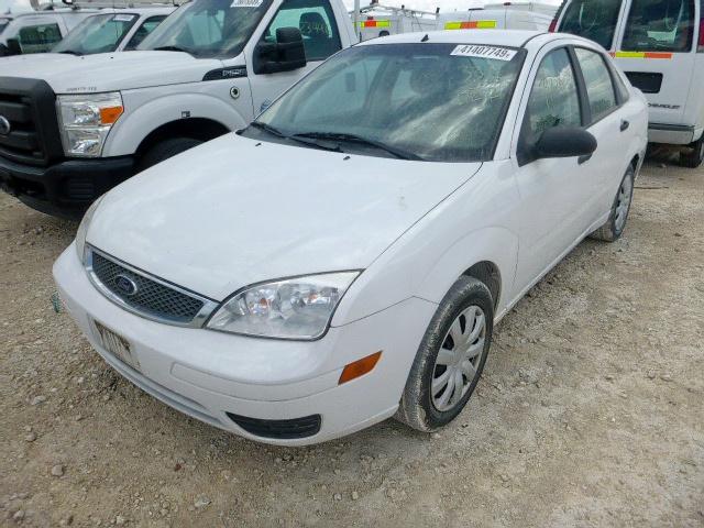 1FAHP34N47W331022 - 2007 FORD FOCUS ZX4 WHITE photo 2