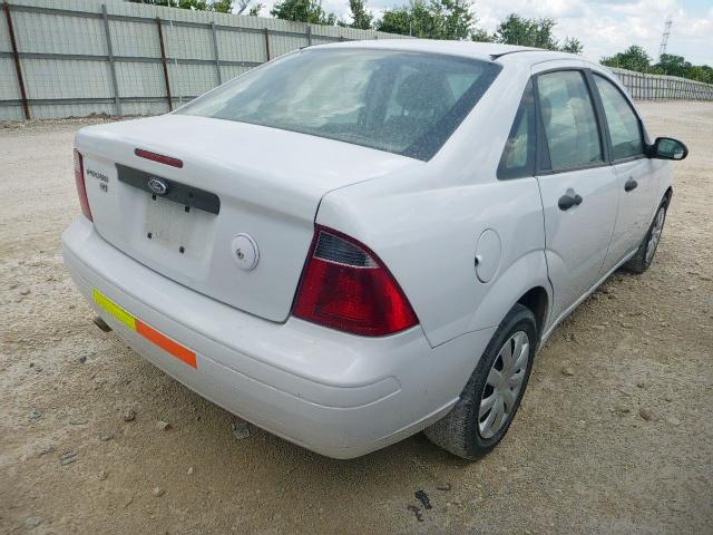 1FAHP34N47W331022 - 2007 FORD FOCUS ZX4 WHITE photo 4