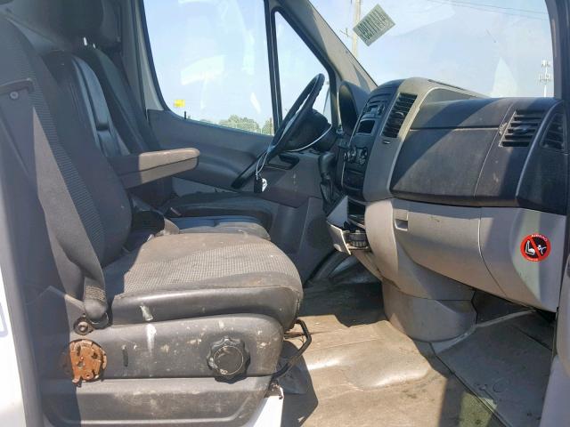 WDYPF1CC2B5588034 - 2011 FREIGHTLINER SPRINTER 3 WHITE photo 5