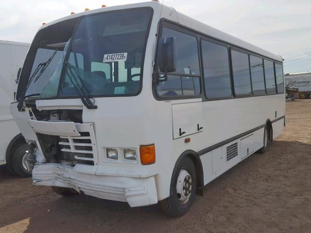 4UZABFAD2YCH46185 - 2000 FREIGHTLINER CHASSIS M WHITE photo 2