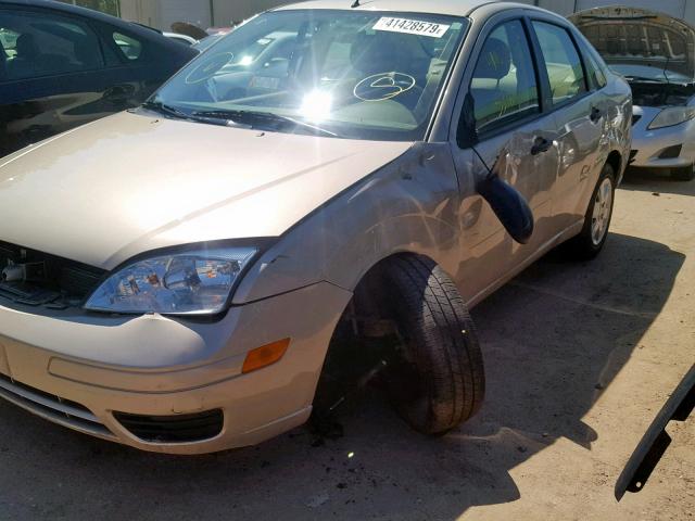 1FAFP34N26W131147 - 2006 FORD FOCUS ZX4 BEIGE photo 9