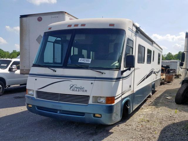 1GBLP37J1W3307228 - 1998 CHEVROLET RV WHITE photo 2