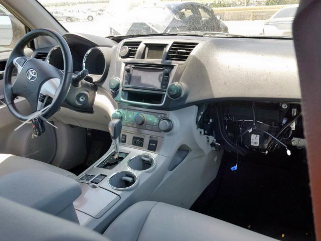 5TDBK3EH3DS266957 - 2013 TOYOTA HIGHLANDER WHITE photo 9