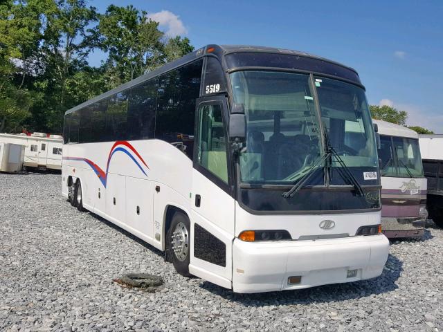 1M8TRMPA61P061646 - 2001 MOTOR COACH INDUSTRIES TRANSIT BU WHITE photo 1