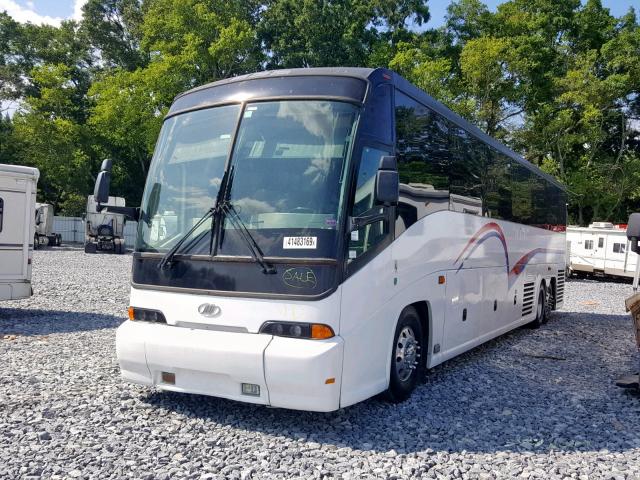 1M8TRMPA61P061646 - 2001 MOTOR COACH INDUSTRIES TRANSIT BU WHITE photo 2