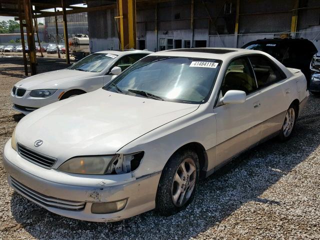 JT8BF28G910334497 - 2001 LEXUS ES 300 WHITE photo 2