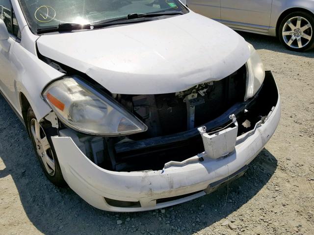 3N1BC11E57L399326 - 2007 NISSAN VERSA S WHITE photo 9