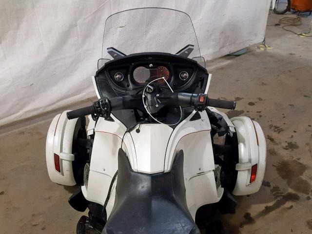 2BXNBDD24FV005064 - 2015 CAN-AM SPYDER ROA WHITE photo 5