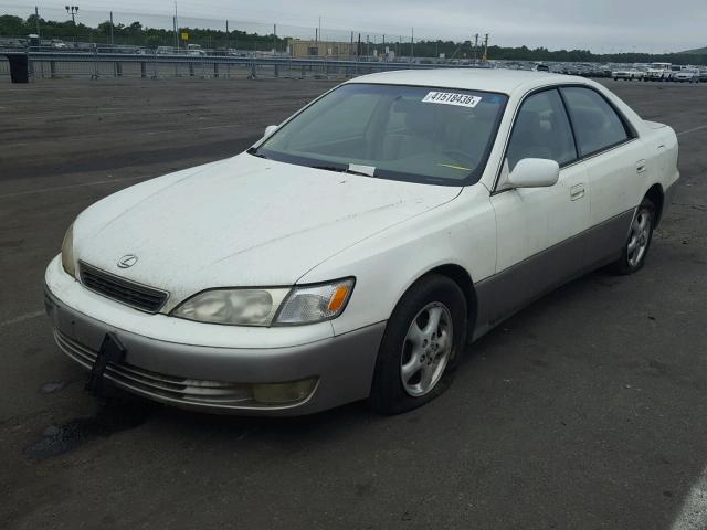 JT8BF28G5W5031193 - 1998 LEXUS ES 300 WHITE photo 2