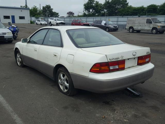 JT8BF28G5W5031193 - 1998 LEXUS ES 300 WHITE photo 3