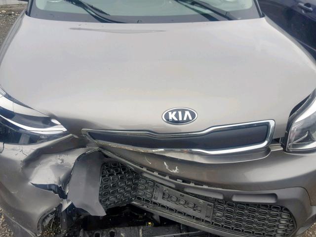 KNDJN2A23G7274828 - 2016 KIA SOUL GRAY photo 7