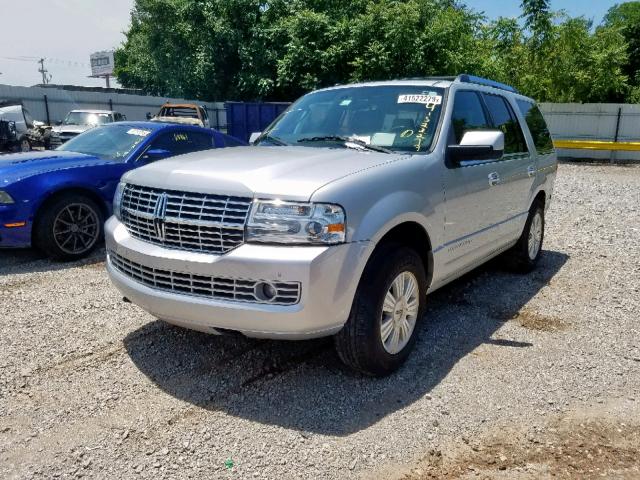 5LMJJ2H50BEJ08369 - 2011 LINCOLN NAVIGATOR SILVER photo 2