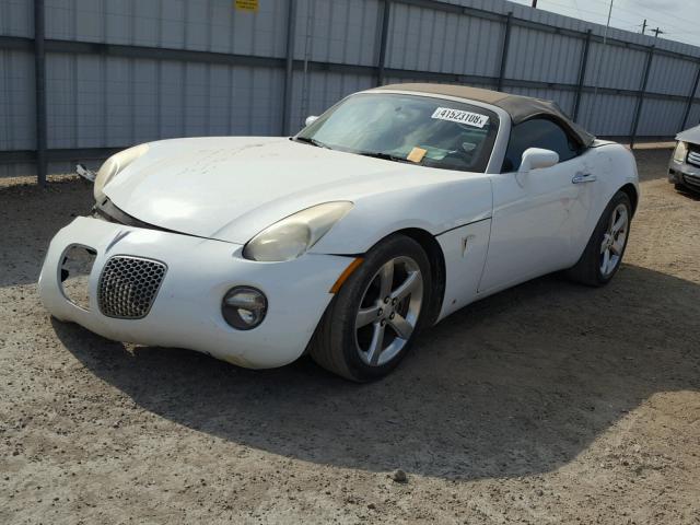 1G2MB35BX8Y107873 - 2008 PONTIAC SOLSTICE WHITE photo 2